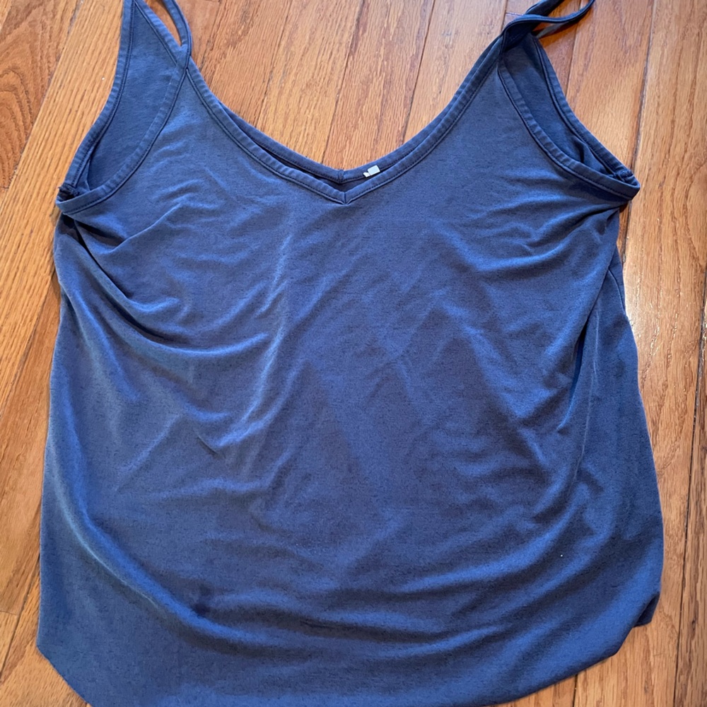 Me to We small gray top